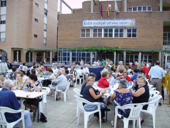 FINALIZAN LAS FIESTAS DEL CENTRO MUNICIPAL DE PERSONAS MAYORES CON LA DEGUSTACIN DE LA PAELLA POPULAR EN LA PLAZA BALSA VIEJA QUE CONGREG A CENTENARES DE SOCIOS Y MAYORES