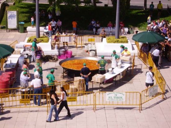 FINALIZAN LAS FIESTAS DEL CENTRO MUNICIPAL DE PERSONAS MAYORES CON LA DEGUSTACIN DE LA PAELLA POPULAR EN LA PLAZA BALSA VIEJA QUE CONGREG A CENTENARES DE SOCIOS Y MAYORES
