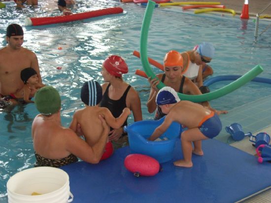 LA CONCEJALIA DE DEPORTES PONE EN MARCHA LAS ACTIVIDADES ACUTICAS EN LA PISCINA CUBIERTA MUNICIPAL CON UN TOTAL DE 1.302 INSCRIPCIONES REALIZADAS EN EL PRIMER TRIMESTRE