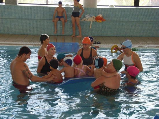 LA CONCEJALIA DE DEPORTES PONE EN MARCHA LAS ACTIVIDADES ACUTICAS EN LA PISCINA CUBIERTA MUNICIPAL CON UN TOTAL DE 1.302 INSCRIPCIONES REALIZADAS EN EL PRIMER TRIMESTRE