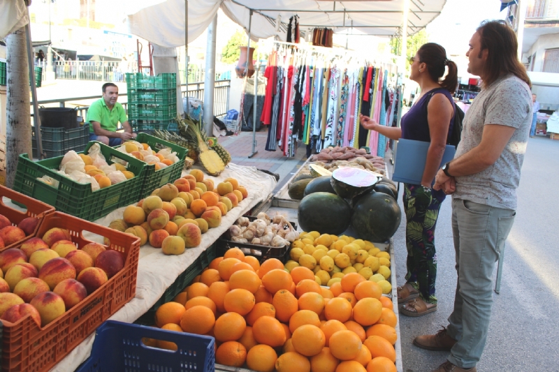 El concejal de Mercado Semanal y Plaza de Abastos inicia una ronda para presentarse a los vendedores ambulantes de este servicio, comenzando con los del sector de alimentacin
