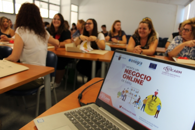 Vdeo. Ms de 70 personas participan en el taller gratuito Monta un negocio online de xito, organizado por CECARM y la Concejala de Fomento y Empleo