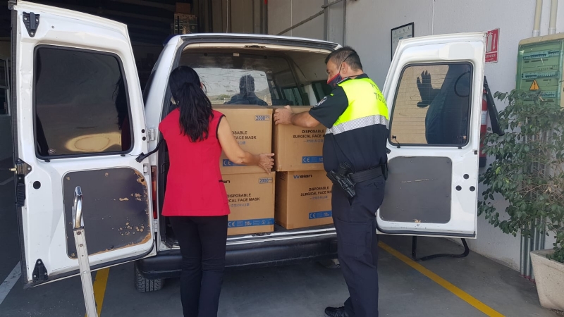 La Delegacin del Gobierno entrega 8.000 mascarillas para repartir a los colectivos ms vulnerables y personal de servicios esenciales