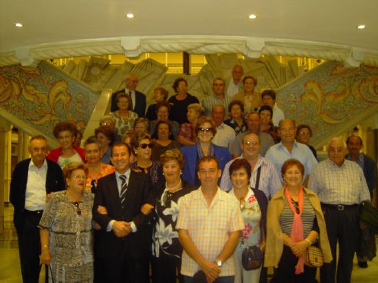 MEDIO CENTENAR DE SOCIOS DEL CENTRO MUNICIPAL DE PERSONAS MAYORES DE TOTANA VISITAN LA ASAMBLEA REGIONAL