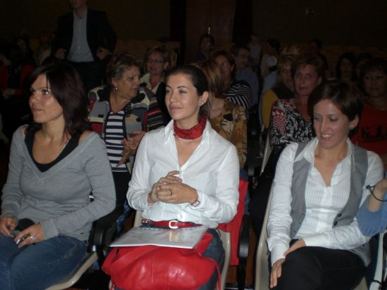 MS DE 60 PERSONAS RECIBEN LOS DIPLOMAS ACREDITATIVOS POR PARTICIPAR EN LOS TALLERES DE INFORMTICA PARA TOD@S ORGANIZADOS POR LAS CONCEJALAS DE FOMENTO Y EMPLEO Y DE MUJER E IGUALDAD DE OPORTUNIDADES