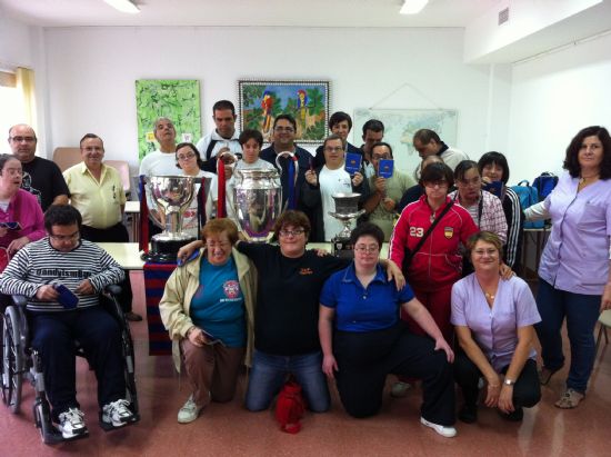 ALUMNOS DEL CENTRO OCUPACIONAL "JOSÉ MOYA TRILLA" Y USUARIOS DEL SERVICIO MUNICIPAL DE APOYO PSICOSOCIAL CONOCEN LOS TROFEOS GANADOS POR EL FC BARCELONA EN LA TEMPORADA 2010/11