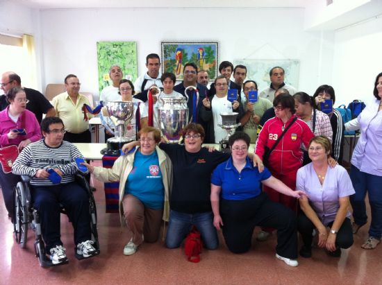 ALUMNOS DEL CENTRO OCUPACIONAL "JOSÉ MOYA TRILLA" Y USUARIOS DEL SERVICIO MUNICIPAL DE APOYO PSICOSOCIAL CONOCEN LOS TROFEOS GANADOS POR EL FC BARCELONA EN LA TEMPORADA 2010/11