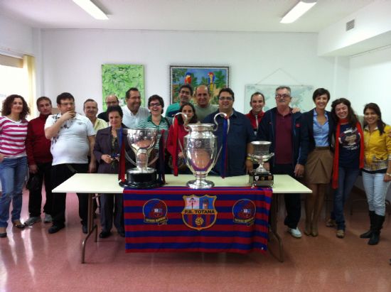 ALUMNOS DEL CENTRO OCUPACIONAL "JOSÉ MOYA TRILLA" Y USUARIOS DEL SERVICIO MUNICIPAL DE APOYO PSICOSOCIAL CONOCEN LOS TROFEOS GANADOS POR EL FC BARCELONA EN LA TEMPORADA 2010/11