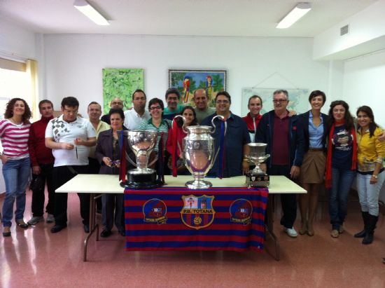 ALUMNOS DEL CENTRO OCUPACIONAL "JOSÉ MOYA TRILLA" Y USUARIOS DEL SERVICIO MUNICIPAL DE APOYO PSICOSOCIAL CONOCEN LOS TROFEOS GANADOS POR EL FC BARCELONA EN LA TEMPORADA 2010/11