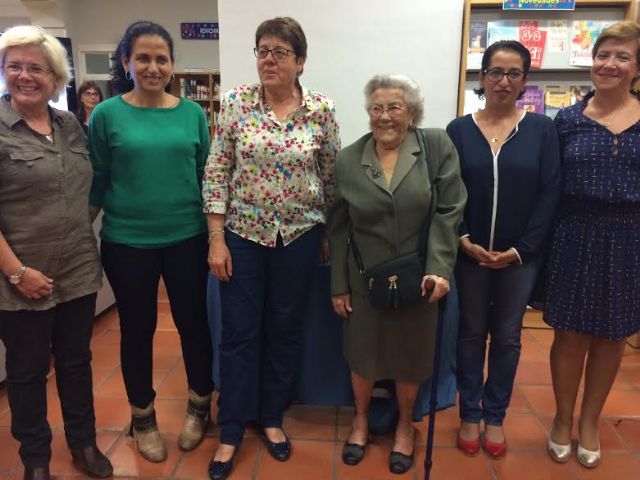 La Concejala de Cultura realiza un reconocimiento a la primera bibliotecaria y a los dos usuarios ms antiguos con motivo del 50 aniversario de la biblioteca Mateo Garca