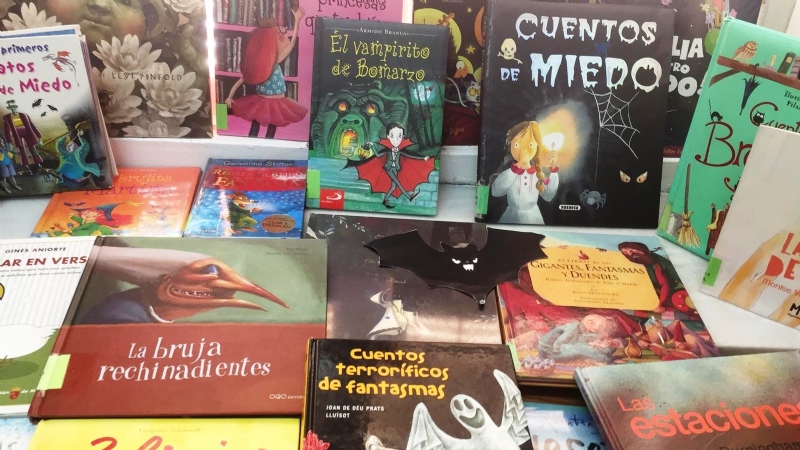La Biblioteca Municipal Mateo Garca se prepara para la festividad de Halloween con la decoracin de la seccin infantil y una seleccin de lecturas sobre esta temtica