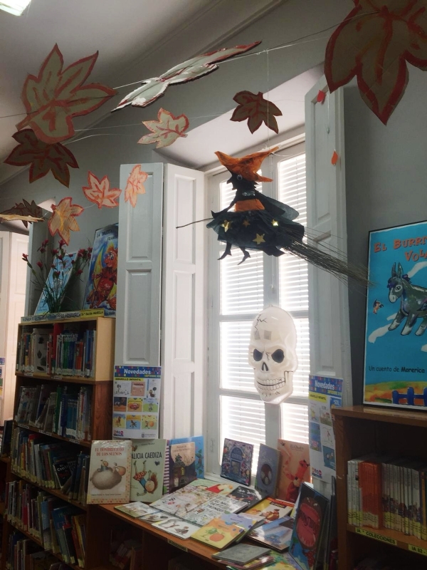 La Biblioteca Municipal Mateo Garca se prepara para la festividad de Halloween con la decoracin de la seccin infantil y una seleccin de lecturas sobre esta temtica