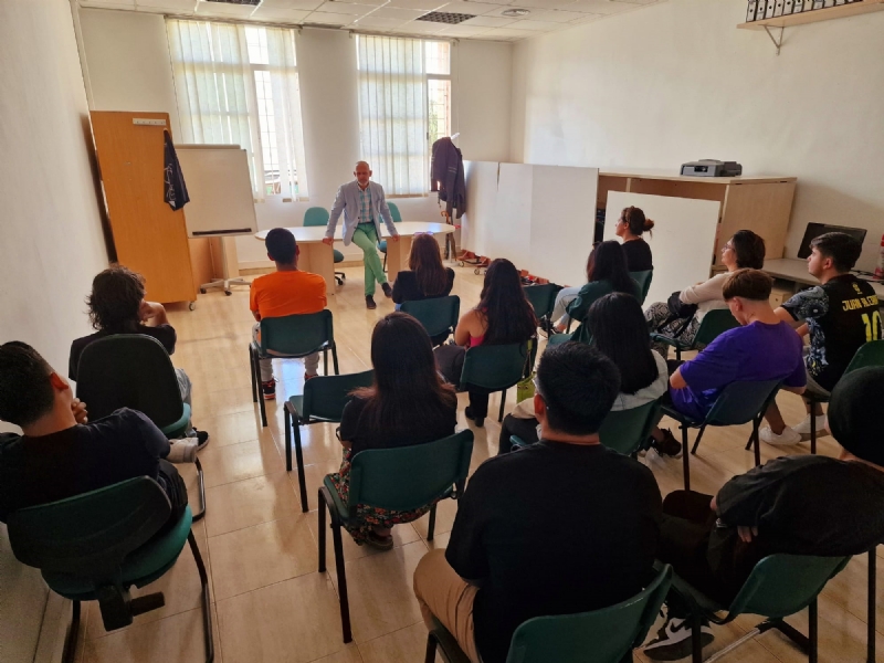 Los alumnos-trabajadores del Programa Mixto de Empleo y Formación de "Operaciones Auxiliares de Servicios Administrativos y Generales" conocen los recursos sociolaborales municipales