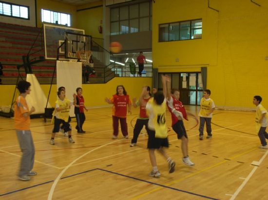 LA CONCEJALÍA DE DEPORTES ORGANIZA UNA JORNADA DE BALONCESTO BENJAMÍN, ENMARCADA EN LOS JUEGOS ESCOLARES DEL PROGRAMA DE DEPORTE ESCOLAR CON LA PARTICIPAICÓN DE ESCOLARES DE PRIMARIA