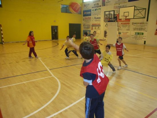 LA CONCEJALÍA DE DEPORTES ORGANIZA UNA JORNADA DE BALONCESTO BENJAMÍN, ENMARCADA EN LOS JUEGOS ESCOLARES DEL PROGRAMA DE DEPORTE ESCOLAR CON LA PARTICIPAICÓN DE ESCOLARES DE PRIMARIA
