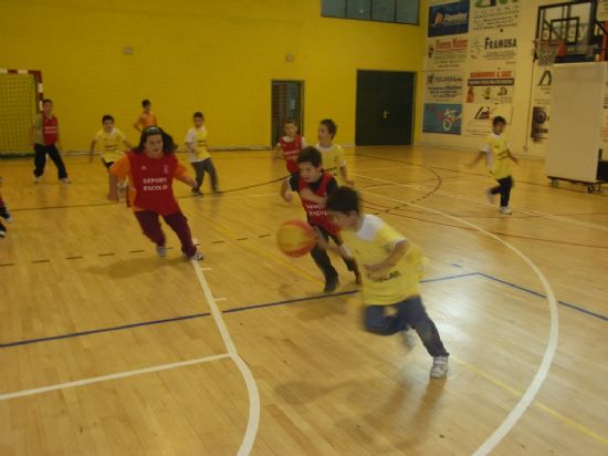 LA CONCEJALÍA DE DEPORTES ORGANIZA UNA JORNADA DE BALONCESTO BENJAMÍN, ENMARCADA EN LOS JUEGOS ESCOLARES DEL PROGRAMA DE DEPORTE ESCOLAR CON LA PARTICIPAICÓN DE ESCOLARES DE PRIMARIA