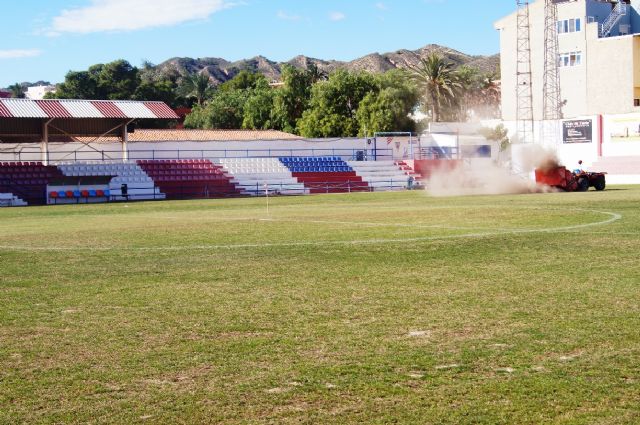 La Concejalía de Deportes inicia hoy los trabajos de resiembra del césped natural en el estadio municipal de fútbol "Juan Cayuela"