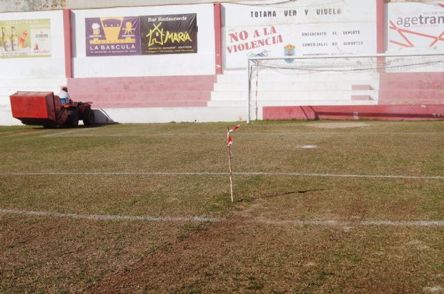 La Concejalía de Deportes inicia hoy los trabajos de resiembra del césped natural en el estadio municipal de fútbol "Juan Cayuela"