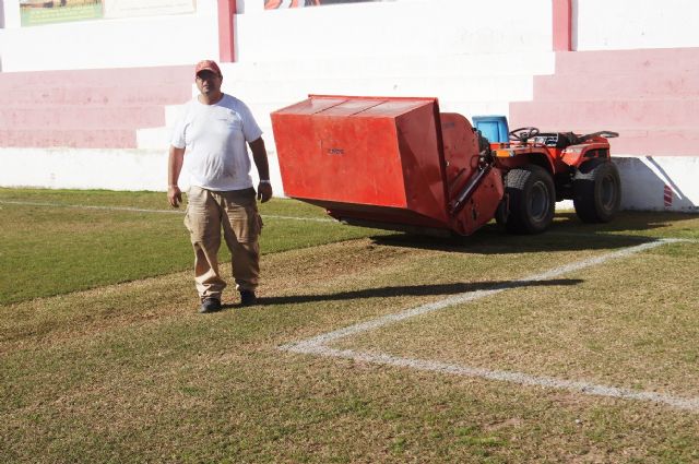La Concejalía de Deportes inicia hoy los trabajos de resiembra del césped natural en el estadio municipal de fútbol "Juan Cayuela"