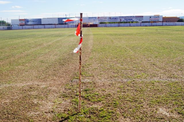 La Concejalía de Deportes inicia hoy los trabajos de resiembra del césped natural en el estadio municipal de fútbol "Juan Cayuela"