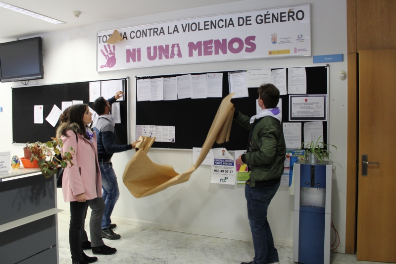 La Concejala de Igualdad y Mujer coloca una cartelera con carcter permanente en el Servicio de Atencin al Ciudadano para persuadir contra la Violencia de Gnero