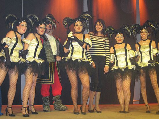 LA CONCEJALA DE CULTURA HACE ENTREGA DE LOS PREMIOS DEL CARNAVAL2007  EN EL TRANSCURSO DE UNA FIESTA EN LA CARPA MUNICIPAL