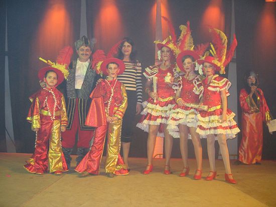 LA CONCEJALA DE CULTURA HACE ENTREGA DE LOS PREMIOS DEL CARNAVAL2007  EN EL TRANSCURSO DE UNA FIESTA EN LA CARPA MUNICIPAL