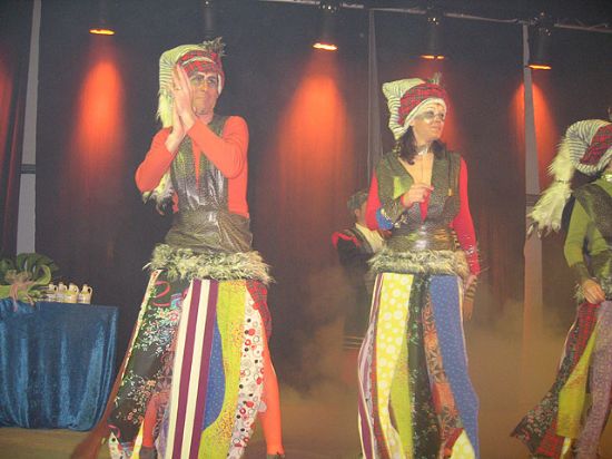 LA CONCEJALA DE CULTURA HACE ENTREGA DE LOS PREMIOS DEL CARNAVAL2007  EN EL TRANSCURSO DE UNA FIESTA EN LA CARPA MUNICIPAL