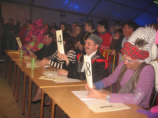 LA CONCEJALA DE CULTURA HACE ENTREGA DE LOS PREMIOS DEL CARNAVAL2007  EN EL TRANSCURSO DE UNA FIESTA EN LA CARPA MUNICIPAL