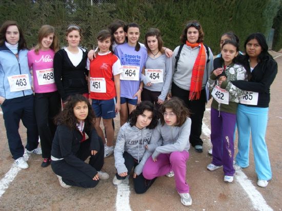 MS DE UN CENTENAR DE ESCOLARES PARTICIPARON EN EL TORNEO DE ATLETISMO ESCOLAR, ORGANIZADO POR LA CONCEJALA DE DEPORTES, EN EL POLIDEPORTIVO MUNICIPAL, UN CAMPEONATO CLASIFICATORIO PARA LA FINAL REGIONAL ESCOLAR