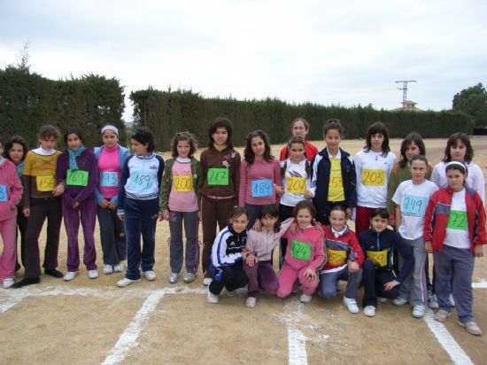 MS DE UN CENTENAR DE ESCOLARES PARTICIPARON EN EL TORNEO DE ATLETISMO ESCOLAR, ORGANIZADO POR LA CONCEJALA DE DEPORTES, EN EL POLIDEPORTIVO MUNICIPAL, UN CAMPEONATO CLASIFICATORIO PARA LA FINAL REGIONAL ESCOLAR
