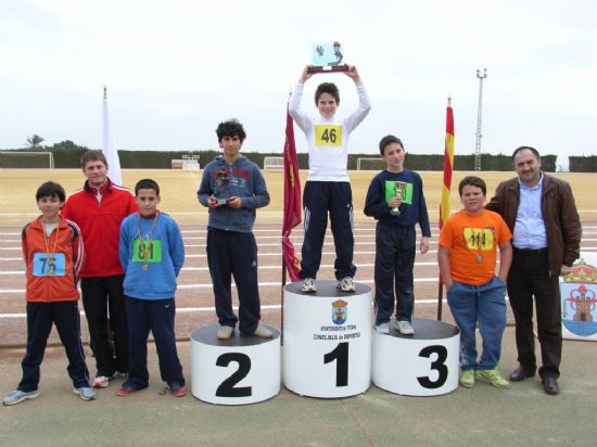 MS DE UN CENTENAR DE ESCOLARES PARTICIPARON EN EL TORNEO DE ATLETISMO ESCOLAR, ORGANIZADO POR LA CONCEJALA DE DEPORTES, EN EL POLIDEPORTIVO MUNICIPAL, UN CAMPEONATO CLASIFICATORIO PARA LA FINAL REGIONAL ESCOLAR
