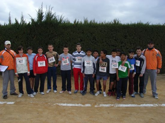MS DE UN CENTENAR DE ESCOLARES PARTICIPARON EN EL TORNEO DE ATLETISMO ESCOLAR, ORGANIZADO POR LA CONCEJALA DE DEPORTES, EN EL POLIDEPORTIVO MUNICIPAL, UN CAMPEONATO CLASIFICATORIO PARA LA FINAL REGIONAL ESCOLAR