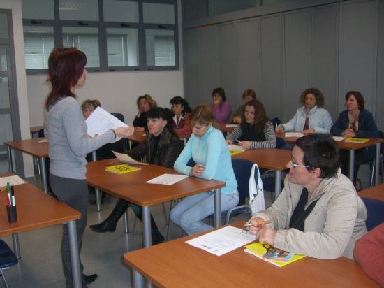 LA CONCEJAL DE FOMENTO Y EMPLEO INAUGURA EL CURSO DE ATENCIN Y CUIDADO A PERSONAS DEPENDIENTES, DIRIGIDO A DESEMPLEADOS, QUE SE IMPARTIR EN EL CENTRO DE DESARROLLO LOCAL HASTA EL 21 DE MAYO