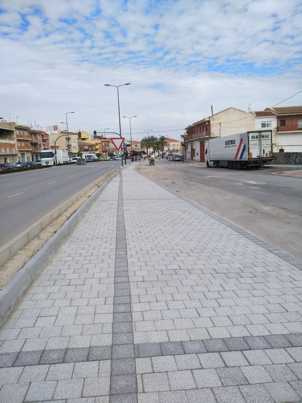 La Concejala de Infraestructuras cumplimenta las obras de pavimentacin de aceras y parterres en el tramo que faltaba de la avenida Juan Carlos I para adecuar la travesa urbana