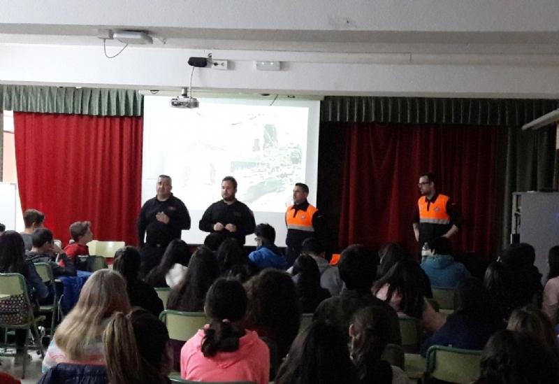 Voluntarios de Proteccin Civil imparten charlas informativas sobre primeros auxilios y simulacros de incendio y terremoto en los centros educativos del municipio