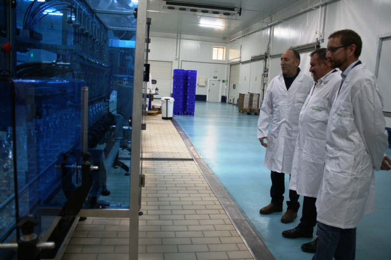 Autoridades municipales visitan las nuevas instalaciones de la industria láctea "El Torrejón", ubicada en el polígono industrial, con el fin de conocer los procesos de producción y comercialización