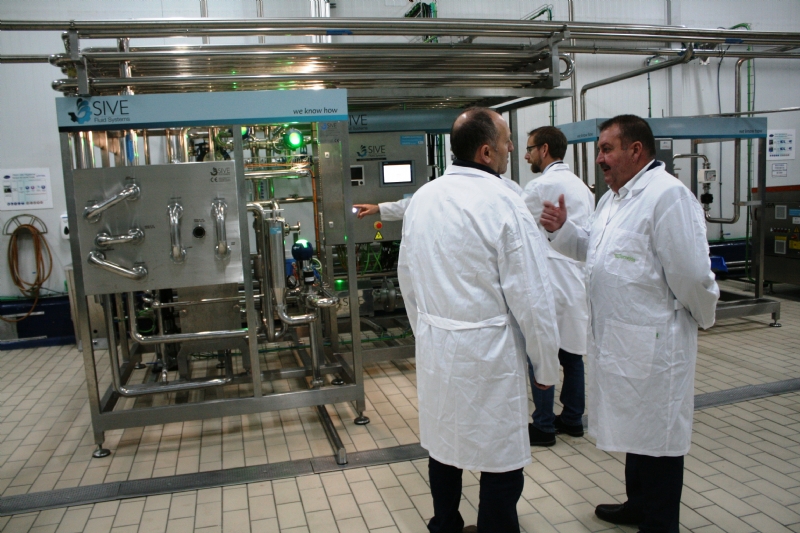 Autoridades municipales visitan las nuevas instalaciones de la industria láctea "El Torrejón", ubicada en el polígono industrial, con el fin de conocer los procesos de producción y comercialización
