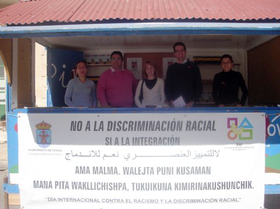EL AYUNTAMIENTO DE TOTANA CONMEMORA EL �D�A INTERNACIONAL CONTRA LA DISCRIMINACI�N RACIAL� CON LA DIFUSI�N DE RECURSOS MUNICIPALES EXISTENTES PARA LOS INMIGRANTES Y LA RECOGIDA DE FIRMAS A FAVOR DE LA INTEGRACI�N SOCIAL