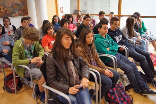 LA ALCALDESA RECIBE A LOS ALUMNOS DEL IES "PRADO MAYOR" Y A LOS DEL "COLLGE PIERRE MENDES FRANCE" DE FRANCIA QUE REALIZAN UN INTERCAMBIO LINGÜÍSTICO