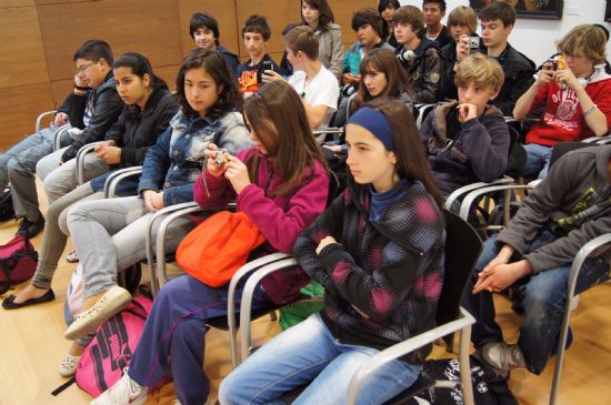 LA ALCALDESA RECIBE A LOS ALUMNOS DEL IES "PRADO MAYOR" Y A LOS DEL "COLLGE PIERRE MENDES FRANCE" DE FRANCIA QUE REALIZAN UN INTERCAMBIO LINGÜÍSTICO