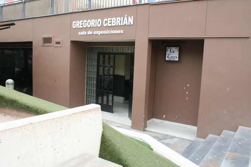 Se formalizar un convenio con la concesionaria del parking y los locales comerciales de la plaza Balsa Vieja para fijar las normas de limpieza de la escalera de acceso a la sala Gregorio Cebrin