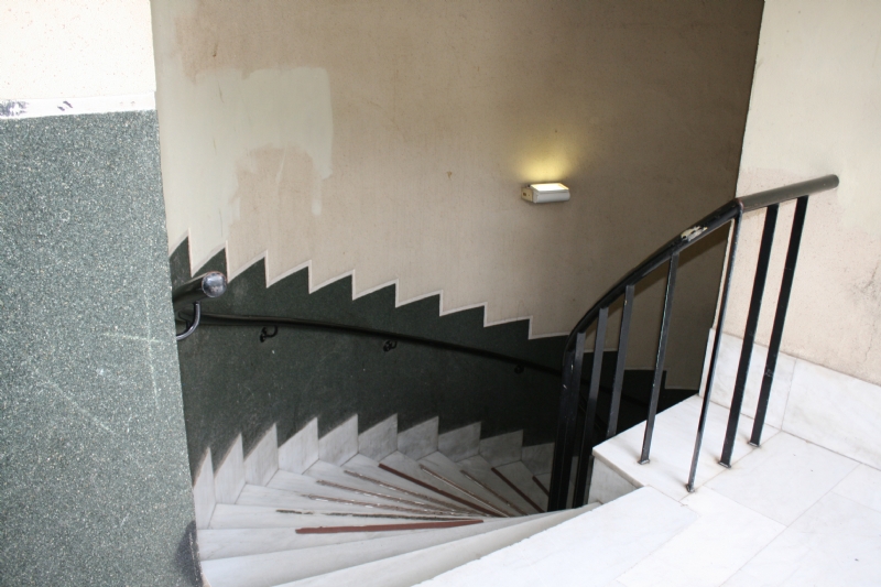 Se formalizar un convenio con la concesionaria del parking y los locales comerciales de la plaza Balsa Vieja para fijar las normas de limpieza de la escalera de acceso a la sala Gregorio Cebrin