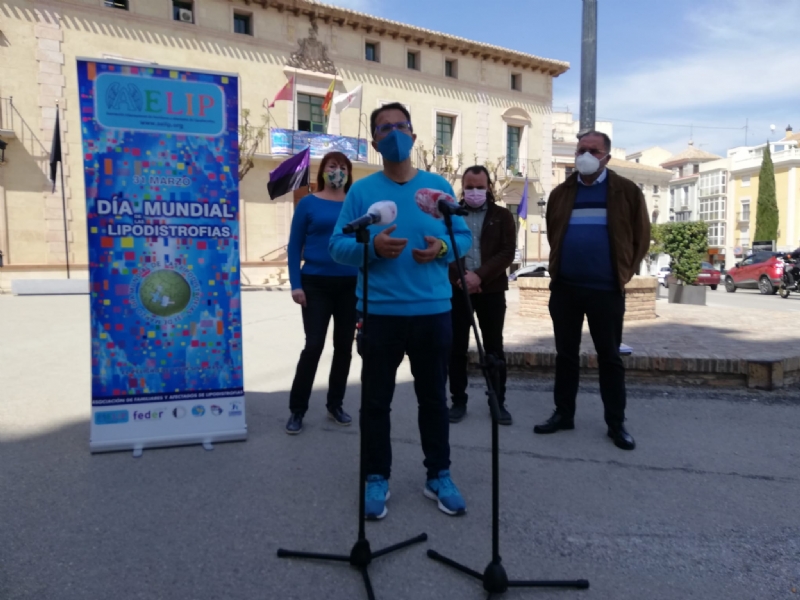 Totana se suma al Manifiesto del Da Mundial de las Lipodistrofias colocando una pancarta conmemorativa e iluminando de azul turquesa la fachada consistorial 