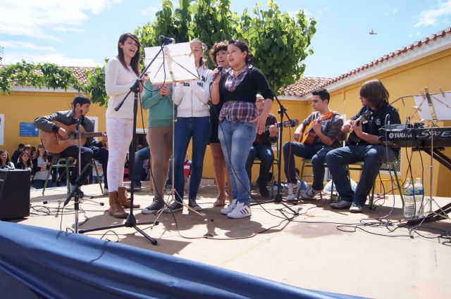 AUTORIDADES MUNICIPALES ASISTEN A LA CLAUSURA DE LA SEMANA CULTURAL DEL IES "PRADO MAYOR", EL RECITAL POÉTICO "VERBENA LITERARIA: POETAS A LA CALLE" A CARGO DE LOS ALUMNOS DEL CENTRO