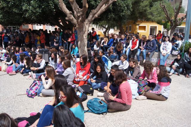 AUTORIDADES MUNICIPALES ASISTEN A LA CLAUSURA DE LA SEMANA CULTURAL DEL IES "PRADO MAYOR", EL RECITAL POÉTICO "VERBENA LITERARIA: POETAS A LA CALLE" A CARGO DE LOS ALUMNOS DEL CENTRO