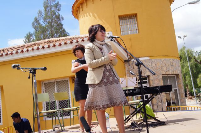 AUTORIDADES MUNICIPALES ASISTEN A LA CLAUSURA DE LA SEMANA CULTURAL DEL IES "PRADO MAYOR", EL RECITAL POÉTICO "VERBENA LITERARIA: POETAS A LA CALLE" A CARGO DE LOS ALUMNOS DEL CENTRO