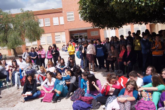 AUTORIDADES MUNICIPALES ASISTEN A LA CLAUSURA DE LA SEMANA CULTURAL DEL IES "PRADO MAYOR", EL RECITAL POÉTICO "VERBENA LITERARIA: POETAS A LA CALLE" A CARGO DE LOS ALUMNOS DEL CENTRO