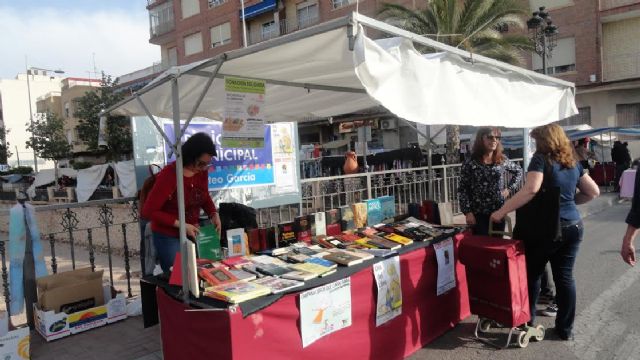 La biblioteca municipal Mateo Garca sale al mercadillo semanal para recoger alimentos a cambio de libros para Critas
