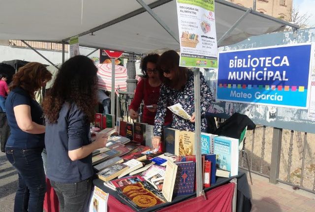 La biblioteca municipal Mateo Garca sale al mercadillo semanal para recoger alimentos a cambio de libros para Critas